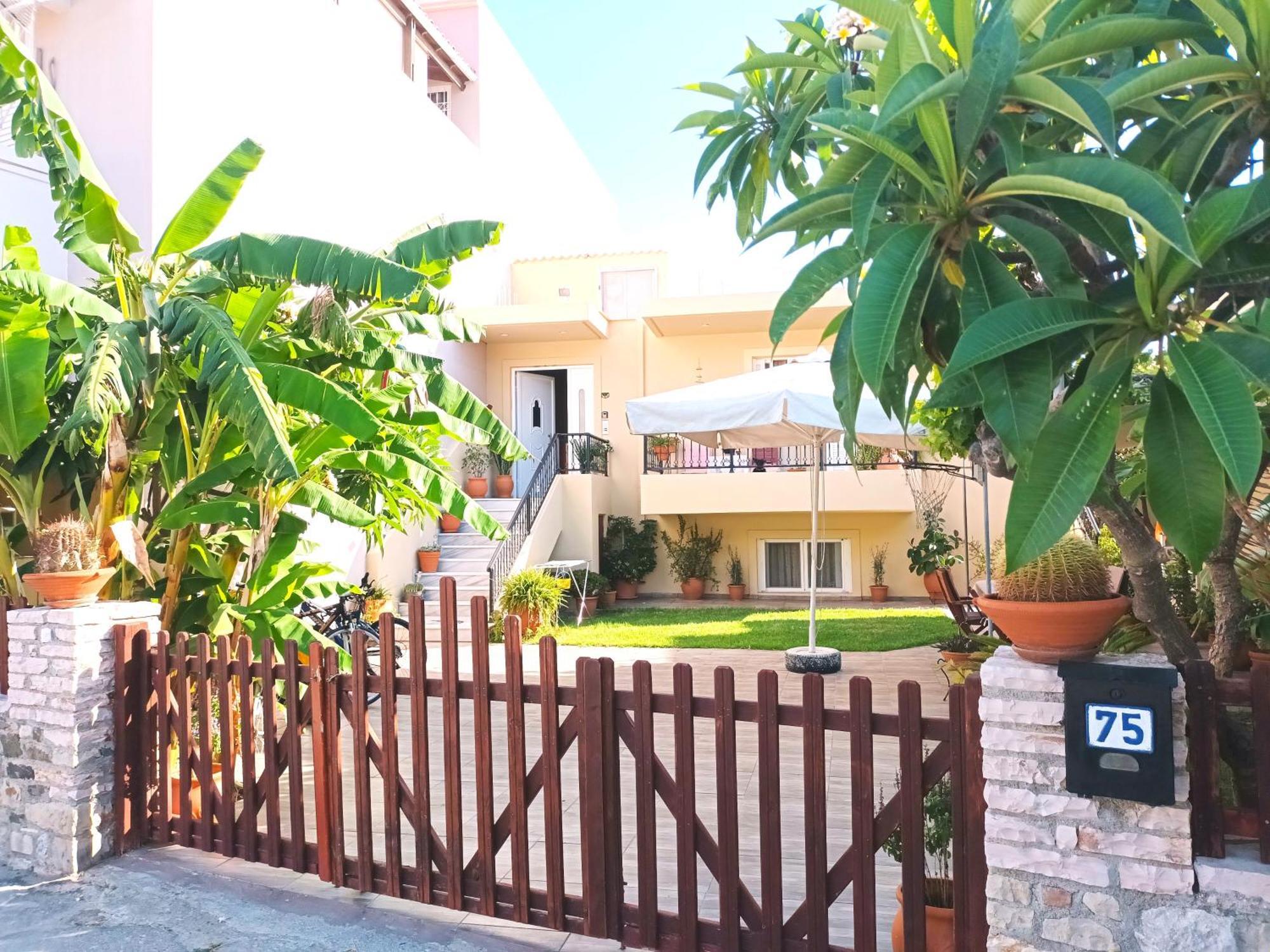 Family Yard House Kos Apartment Luaran gambar